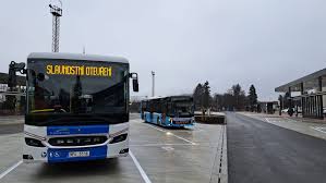 V Klatovech slouží nový přestupní terminál mezi vlaky a autobusy