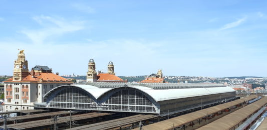 Poškozené trakční vedení zkomplikovalo provoz na hlavním nádraží v Praze