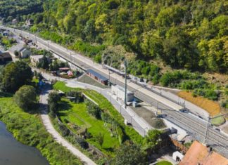 Trať podél Berounky je rychlejší, v zastávce Srbsko se pohodlně nastupuje do vlaků