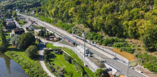 Trať podél Berounky je rychlejší, v zastávce Srbsko se pohodlně nastupuje do vlaků