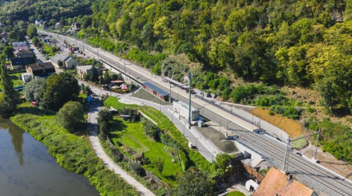 Trať podél Berounky je rychlejší, v zastávce Srbsko se pohodlně nastupuje do vlaků