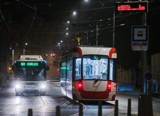 Údolní ulicí v centru Brna po 16 měsících znovu jezdí tramvaje a trolejbusy