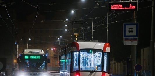 Údolní ulicí v centru Brna po 16 měsících znovu jezdí tramvaje a trolejbusy