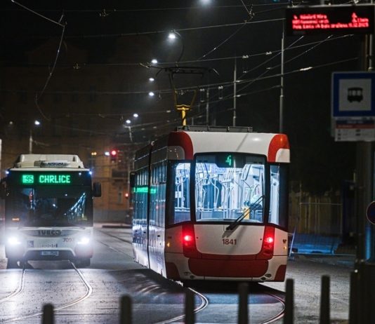 Údolní ulicí v centru Brna po 16 měsících znovu jezdí tramvaje a trolejbusy