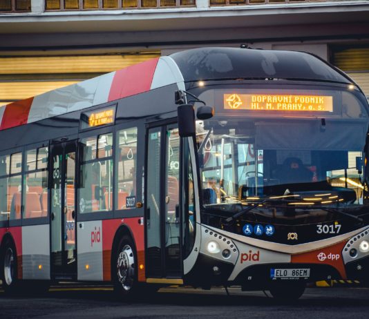 Do pravidelného provozu v Praze vyjíždí první elektrobusy SOR ENS 12