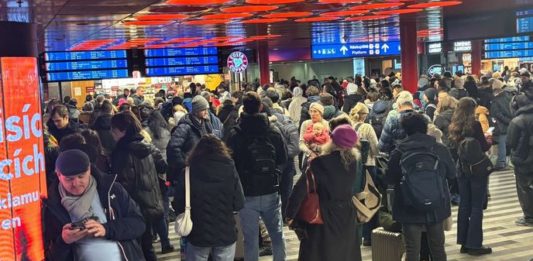 Krádež kabelů omezila provoz desítek vlaků v Praze, měly zpoždění až tři hodiny