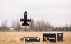 Dron BLAZE startuje vertikálně a teprve po dosažení operační výšky letí horizontálně. Pohon zajišťují čtyři třílisté vrtule poháněné elektromotory. V přední části dronu se nachází optronická souprava, za níž následuje explozivní hlavice.