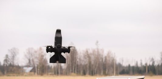 Drony Origin Robotics míří na české nebe Dron BLAZE startuje vertikálně a teprve po dosažení operační výšky letí horizontálně. Pohon zajišťují čtyři třílisté vrtule poháněné elektromotory. V přední části dronu se nachází optronická souprava, za níž následuje explozivní hlavice.