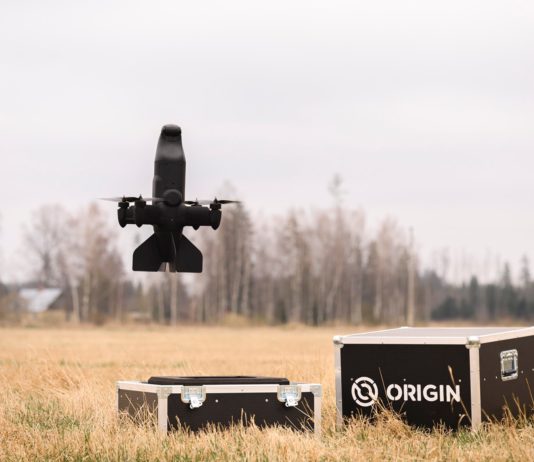 Drony Origin Robotics míří na české nebe Dron BLAZE startuje vertikálně a teprve po dosažení operační výšky letí horizontálně. Pohon zajišťují čtyři třílisté vrtule poháněné elektromotory. V přední části dronu se nachází optronická souprava, za níž následuje explozivní hlavice.
