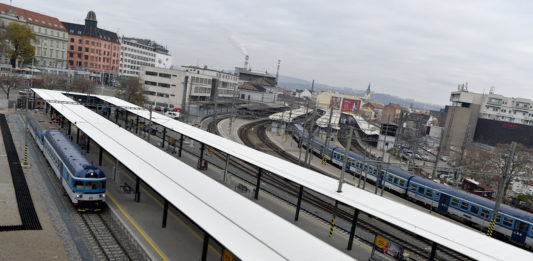 Střet vlaku s člověkem na půl hodiny zastavil provoz mezi brněnskými nádražími