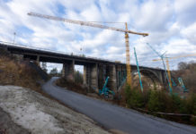 Stavbaři na Šmejkalce začali bourat půlku mostu ve směru na Prahu