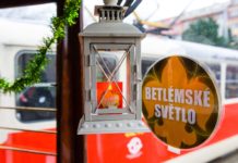 Pražské metro rozezní vánoční hudba. Betlémské světlo přivezou dvě historické tramvaje