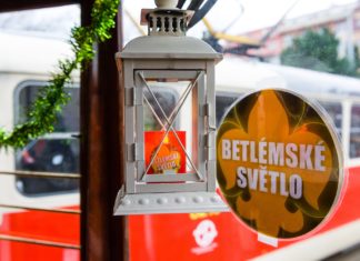 Pražské metro rozezní vánoční hudba. Betlémské světlo přivezou dvě historické tramvaje