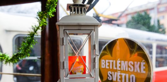 Pražské metro rozezní vánoční hudba. Betlémské světlo přivezou dvě historické tramvaje