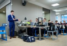 Robot pro výuku i přenos součástek! To je vítězný projekt letošní Elektrotechnické olympiády