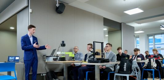 Robot pro výuku i přenos součástek! To je vítězný projekt letošní Elektrotechnické olympiády