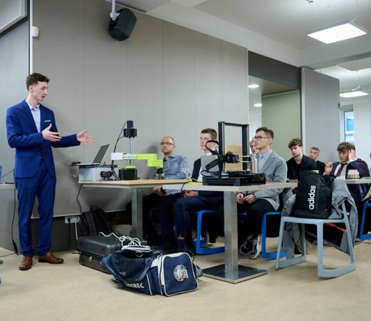 Robot pro výuku i přenos součástek! To je vítězný projekt letošní Elektrotechnické olympiády