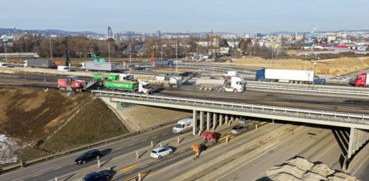 Kvůli bourání mostu se přes víkend krátkodobě uzavře dálnice D2 v Brně