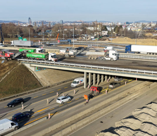 Kvůli bourání mostu se přes víkend krátkodobě uzavře dálnice D2 v Brně