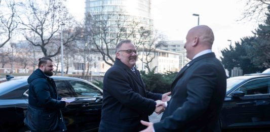 Česko a Slovensko posilují spolupráci na železnici, silnicích i evropských projektech. Ministři dopravy jednali v Bratislavě