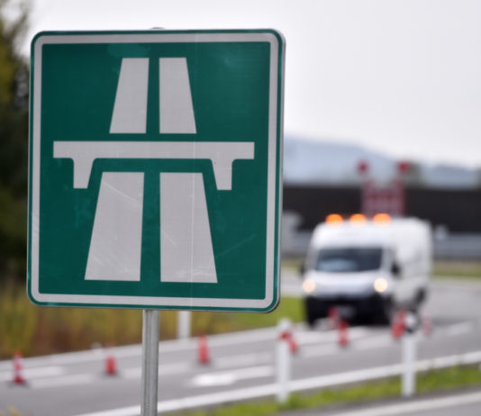 Dálniční známky jsou od včerejška dražší, roční vyjde na 2570 Kč