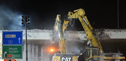 Začalo bourání mostu na dálnici D2, provoz byl zastavený celou noc