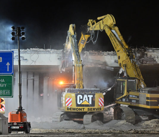 Začalo bourání mostu na dálnici D2, provoz byl zastavený celou noc