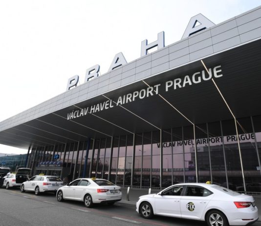 Pražské letiště nabízí cestujícím digitální asistentku místo SMS notifikací