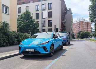 Majitelé elektromobilů budou moci parkovat po celé Praze za 24.000 Kč ročně