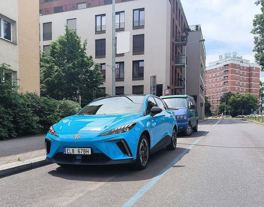 Majitelé elektromobilů budou moci parkovat po celé Praze za 24.000 Kč ročně