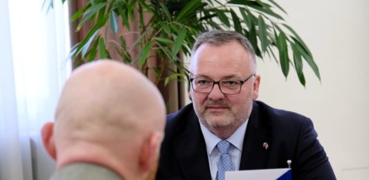 Ministr Bednárik jednal s britským velvyslancem o železnici, investicích a evropské agendě