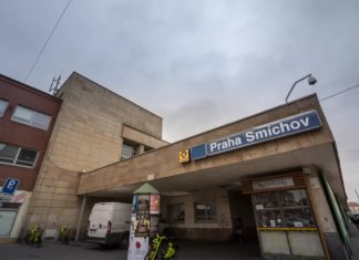 Srážka vlaku s pracovním strojem na Smíchově omezila železniční provoz