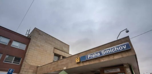 Srážka vlaku s pracovním strojem na Smíchově omezila železniční provoz