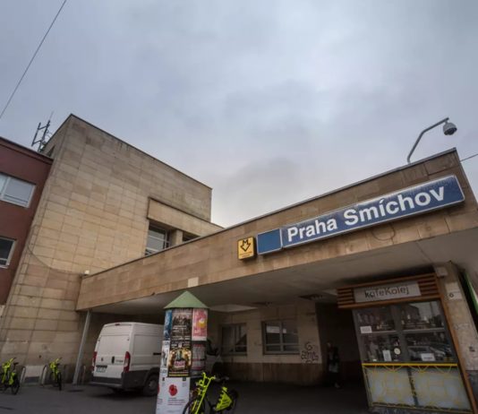 Srážka vlaku s pracovním strojem na Smíchově omezila železniční provoz