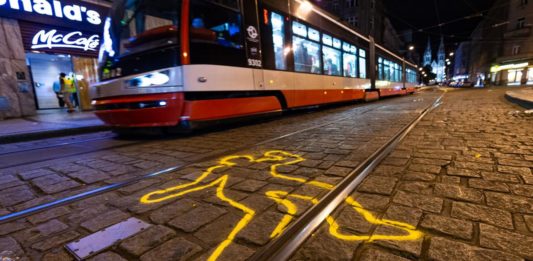V Praze loni ubylo srážek chodců s tramvajemi i nehod s autobusy