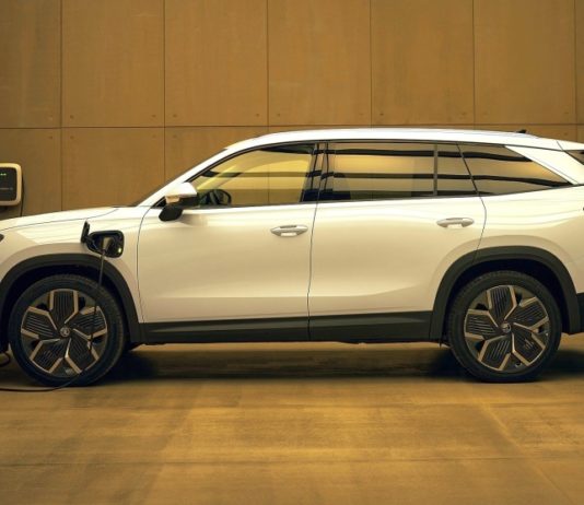 Prodeje plug-in hybridů se už srovnávají s bateriovými elektromobily