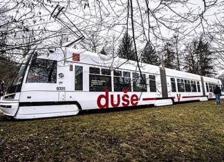 Praha vytvořila Duševní tramvaj, uvnitř jsou kontakty na psychologickou pomoc