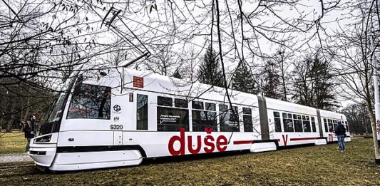 Praha vytvořila Duševní tramvaj, uvnitř jsou kontakty na psychologickou pomoc