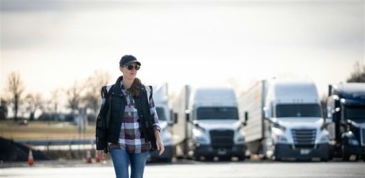 Rada ATA Women In Motion vyzývá Kongres, aby upřednostnil rozšíření přístupu k parkovištím pro nákladní automobily