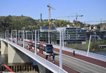 Na nově otevřeném Dvoreckém mostě v Praze od včerejška začal běžný provoz MHD