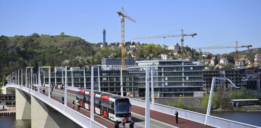 Na nově otevřeném Dvoreckém mostě v Praze od včerejška začal běžný provoz MHD