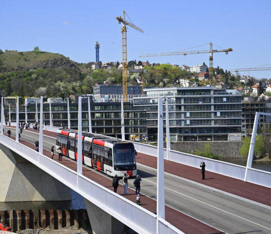 Na nově otevřeném Dvoreckém mostě v Praze od včerejška začal běžný provoz MHD