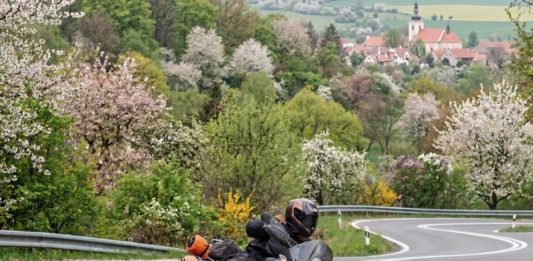 Motorkářská sezóna začíná. Riziko roste rychleji než teploty