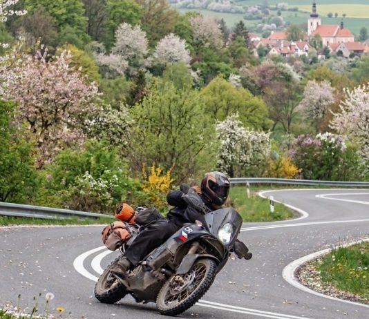 Motorkářská sezóna začíná. Riziko roste rychleji než teploty