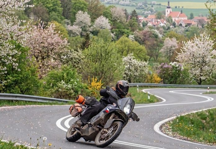 Motorkářská sezóna začíná. Riziko roste rychleji než teploty
