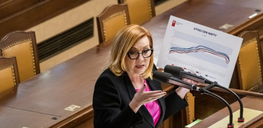 Vláda bude zřejmě moci regulovat ceny benzinu a nafty, schválila to Sněmovna