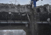 Silničáři kvůli bourání mostu uzavřeli v obou směrech dálnici D11 u Jiren