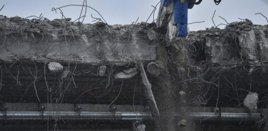 Silničáři kvůli bourání mostu uzavřeli v obou směrech dálnici D11 u Jiren