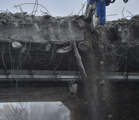 Silničáři kvůli bourání mostu uzavřeli v obou směrech dálnici D11 u Jiren