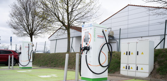 ČEZ postaví u obchodů Tesco další desítky dobíječek